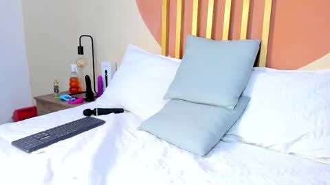 Snapshot of nicolee_angels chatting on October 2025 07:47:02 PM N i c o l e online show from October 2025 07:47:02 PM