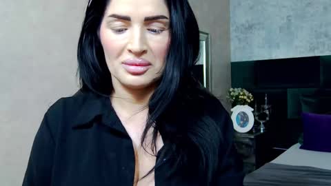 Nicolle online show from September 2025 05:57:01 PM