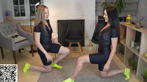 Eva and Mona online show from October 2025 06:38:02 PM