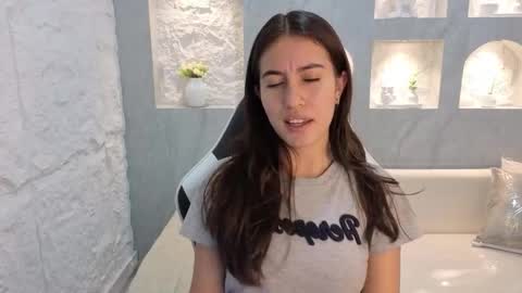 Snapshot of nikka_tx chatting on October 2025 04:31:01 AM Online 2200 to 600 online show from October 2025 04:31:01 AM