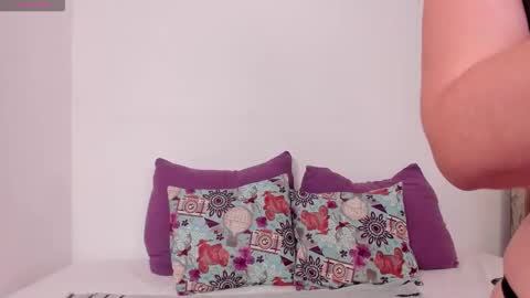 Nikol Dicson online show from November 2025 05:45:02 PM