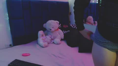 nikolle_huyt online show from September 2025 09:37:01 PM