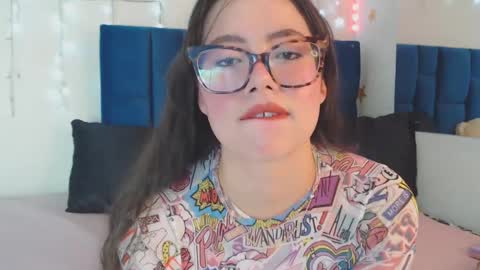 nikolle_huyt online show from September 2025 08:21:01 PM