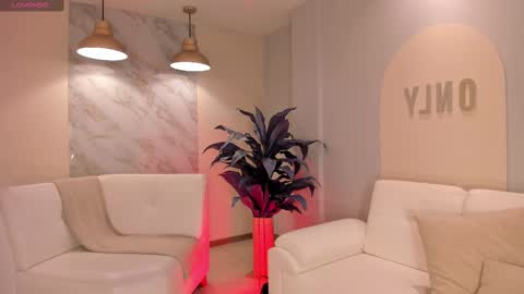 Nina online show from September 2025 04:01:02 AM