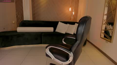 Nina online show from October 2025 02:48:01 AM