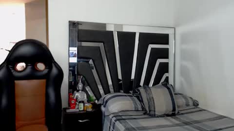 Snapshot of noah_harris01 chatting on November 2025 02:18:02 PM Noah Harris01 online show from November 2025 02:18:02 PM