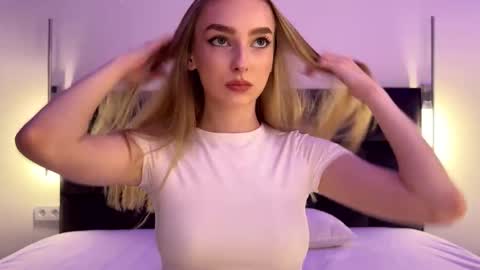 Snapshot of notelis chatting on October 2025 04:02:02 PM Goldie online show from October 2025 04:02:02 PM