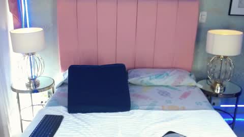 nova_ross online show from September 2025 08:20:01 PM
