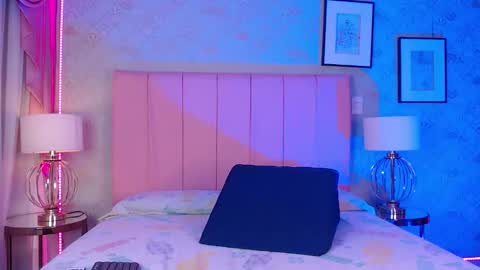 nova_ross online show from November 2025 08:31:01 PM