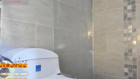 ohyesly_ online show from October 2025 08:40:01 PM