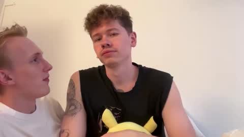 Snapshot of oliver_and_thomas chatting on September 2025 05:18:02 PM Oliver and Thomas online show from September 2025 05:18:02 PM