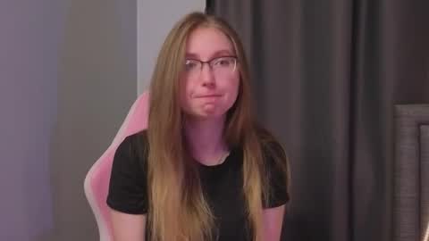 Snapshot of oliviavele chatting on September 2025 07:03:01 PM Kylie online show from September 2025 07:03:01 PM