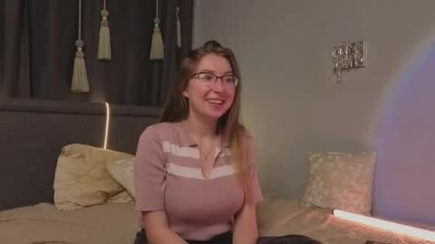 Snapshot of oliviavele chatting on September 2025 07:35:01 PM Kylie online show from September 2025 07:35:01 PM