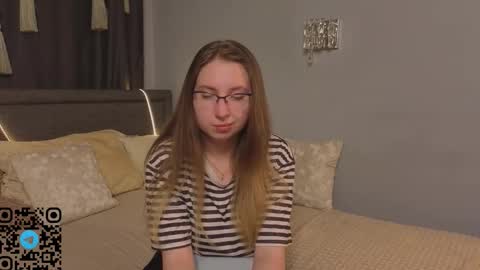 Snapshot of oliviavele chatting on September 2025 06:31:02 PM Kylie online show from September 2025 06:31:02 PM