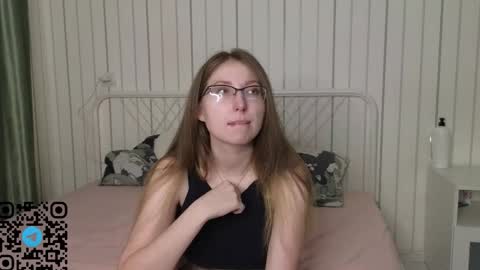 Snapshot of oliviavele chatting on September 2025 06:33:02 PM Kylie online show from September 2025 06:33:02 PM