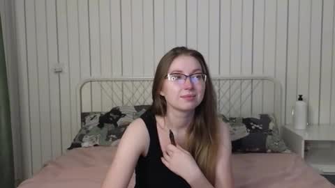 Snapshot of oliviavele chatting on October 2025 06:15:02 PM Kylie online show from October 2025 06:15:02 PM