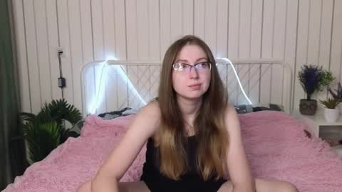 Snapshot of oliviavele chatting on October 2025 08:17:02 PM Kylie online show from October 2025 08:17:02 PM