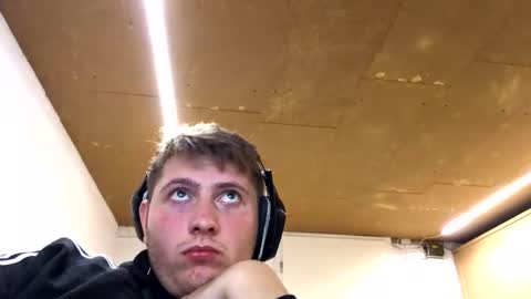 Snapshot of outflayd chatting on November 2025 09:15:02 PM outflayd online show from November 2025 09:15:02 PM