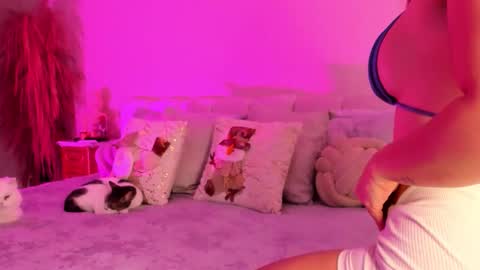 Paola   online show from November 2025 01:43:01 PM