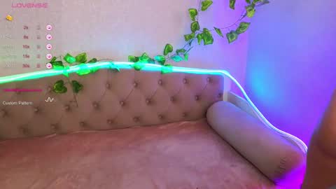 Snapshot of paradisepleasure_ chatting on February 2025 05:02:01 AM Allie Alex Thumbs up if you like us online show from February 2025 05:02:01 AM