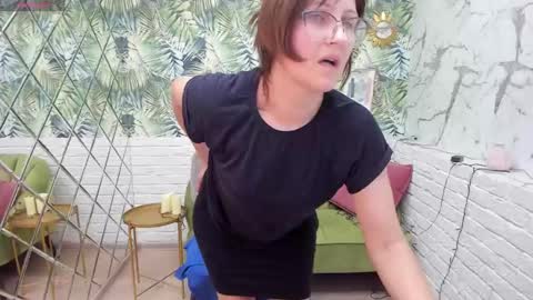 Snapshot of paris_cherry chatting on January 2025 02:33:01 AM Paris online show from January 2025 02:33:01 AM