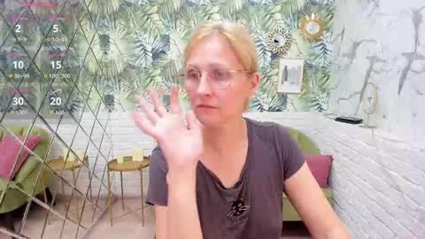 Snapshot of paris_cherry chatting on September 2025 08:41:02 PM Paris online show from September 2025 08:41:02 PM