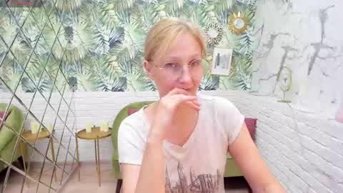 Snapshot of paris_cherry chatting on September 2025 08:32:01 PM Paris online show from September 2025 08:32:01 PM