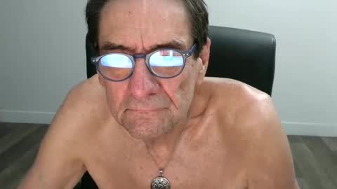 Snapshot of pastelito76 chatting on October 2025 02:43:02 AM Bob online show from October 2025 02:43:02 AM