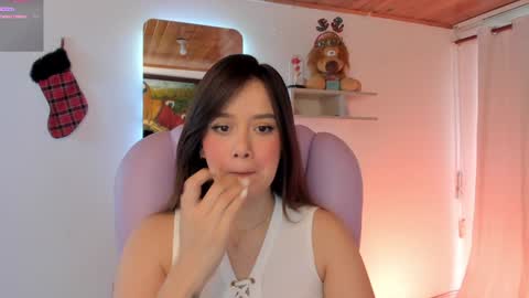 Snapshot of pau_cute chatting on December 2024 09:44:01 PM Sofa online show from December 2024 09:44:01 PM
