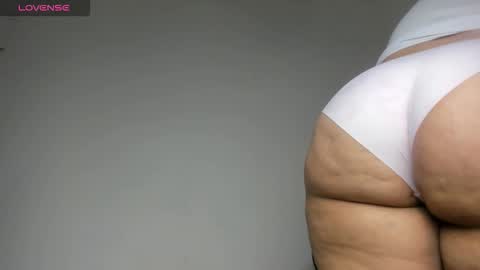 Snapshot of pervertt_mommy chatting on October 2025 09:28:02 PM Alexandra online show from October 2025 09:28:02 PM