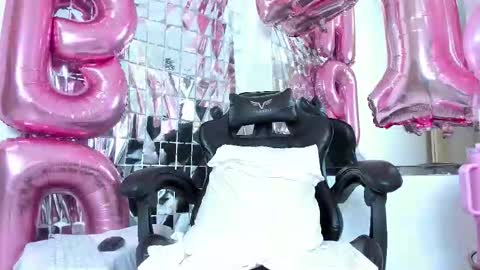 petite_amor online show from October 2025 09:33:01 PM