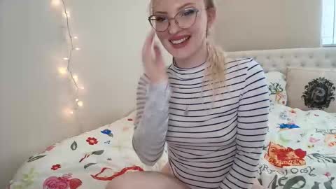 Snapshot of petite_cupcake chatting on November 2025 06:31:02 PM Little cupcake online show from November 2025 06:31:02 PM