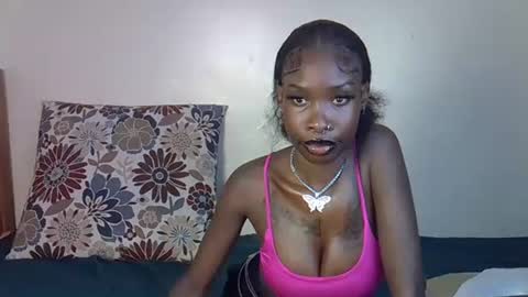 Snapshot of petite_lunar chatting on October 2025 09:04:01 PM Lunar online show from October 2025 09:04:01 PM