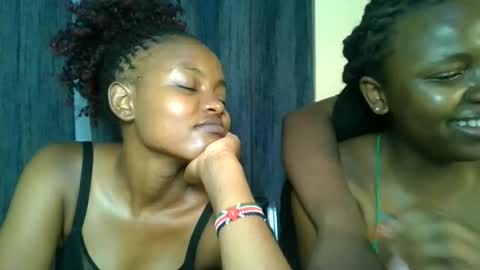 Snapshot of petite_temptation chatting on December 2025 04:56:01 PM Bad gurl Riri online show from December 2025 04:56:01 PM