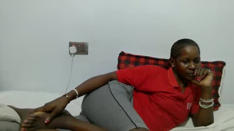 Snapshot of petitegirly12 chatting on March 2025 05:02:01 PM petitegirly12 online show from March 2025 05:02:01 PM