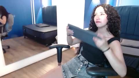 Snapshot of pettymoon chatting on October 2025 04:22:01 PM Moon online show from October 2025 04:22:01 PM