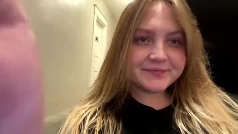 Snapshot of phatassblond chatting on December 2024 03:36:02 AM PhatAssBlond online show from December 2024 03:36:02 AM