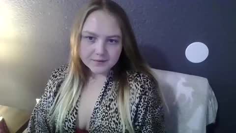 Snapshot of phatassblond chatting on March 2025 04:00:02 PM PhatAssBlond online show from March 2025 04:00:02 PM
