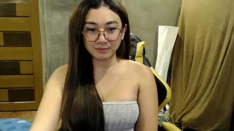 Snapshot of pia_worthsback chatting on October 2025 08:04:02 AM Pia online show from October 2025 08:04:02 AM