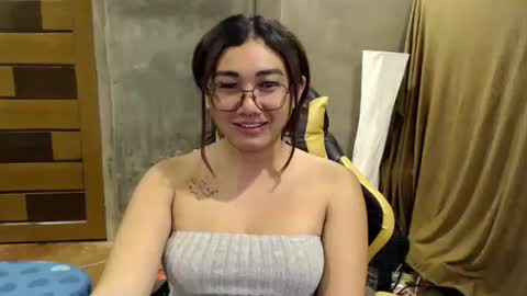 Snapshot of pia_worthsback chatting on October 2025 08:09:02 PM Pia online show from October 2025 08:09:02 PM