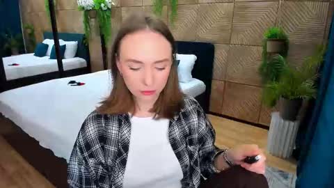 Emelie online show from September 2025 10:17:01 AM