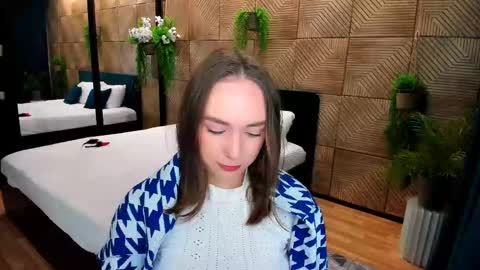 Emelie online show from October 2025 04:13:02 PM