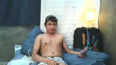 Snapshot of pinoy_petitehugecock chatting on October 2025 02:52:01 AM alex online show from October 2025 02:52:01 AM