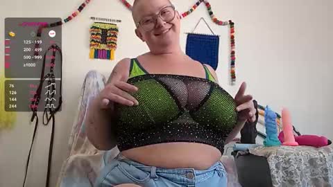 Em online show from November 2025 08:55:01 PM