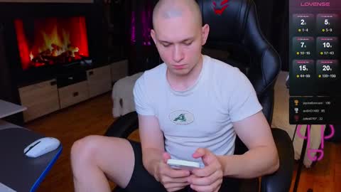 Snapshot of pistonpojizni chatting on January 2025 01:25:02 PM STRONGBEAUTY online show from January 2025 01:25:02 PM