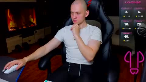 Snapshot of pistonpojizni chatting on January 2025 02:06:01 AM STRONGBEAUTY online show from January 2025 02:06:01 AM