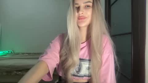 Snapshot of playfuldoll18 chatting on October 2025 08:33:01 PM Mia online show from October 2025 08:33:01 PM