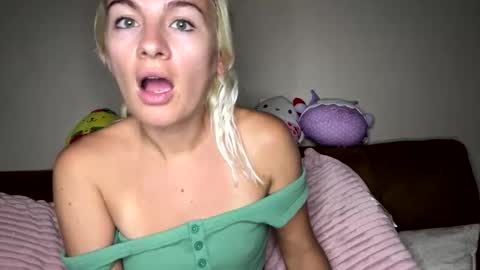 Snapshot of prettybabypetite chatting on October 2025 02:37:02 AM Missy Jack online show from October 2025 02:37:02 AM