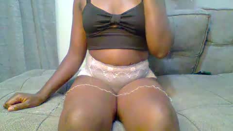 Snapshot of prettyqueen254 chatting on December 2024 09:37:02 PM pretty queen online show from December 2024 09:37:02 PM