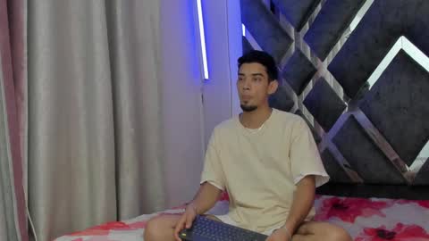 prince_arthur77 online show from December 2024 01:13:02 PM